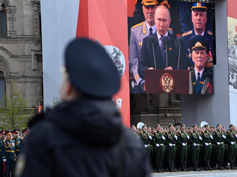 Una schermata mostra il presidente russo Vladimir Putin mentre tiene un discorso mentre i militari si allineano sulla Piazza Rossa durante la parata militare del Giorno della Vittoria nel centro di Mosca. (Photo by Kirill KUDRYAVTSEV / AFP)