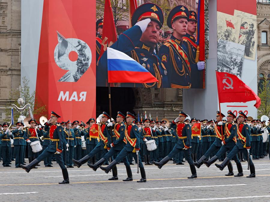 I membri del servizio russo prendono parte a una parata militare il giorno della vittoria, che segna il 77° anniversario della vittoria sulla Germania nazista nella seconda guerra mondiale, nella Piazza Rossa nel centro di Mosca. REUTERS/Maxim Shemetov