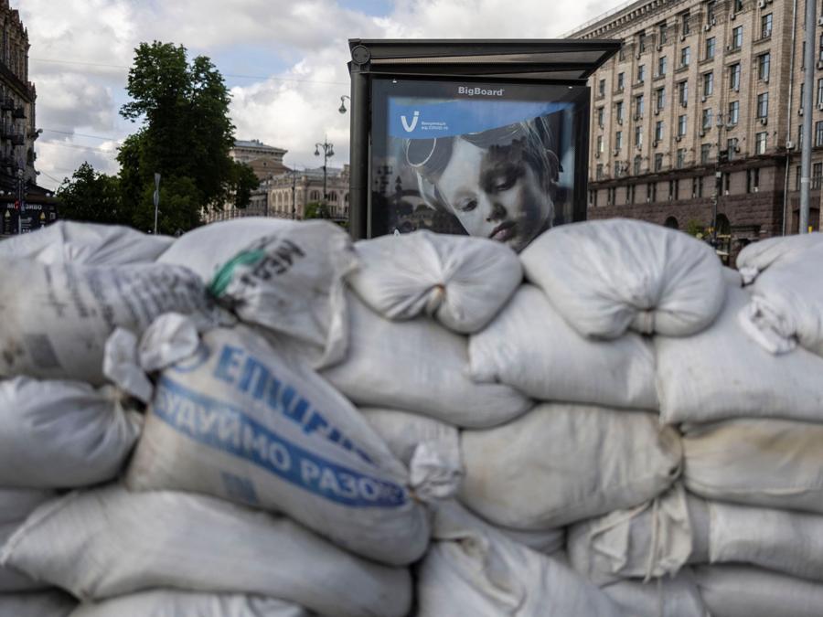 Sacchi di sabbia  fuori da una stazione della metropolitana, mentre la Russia celebra il Giorno della Vittoria, che segna il 77° anniversario della vittoria sulla Germania nazista nella seconda guerra mondiale, a Kiev, in Ucraina. REUTERS/Carlos Barria