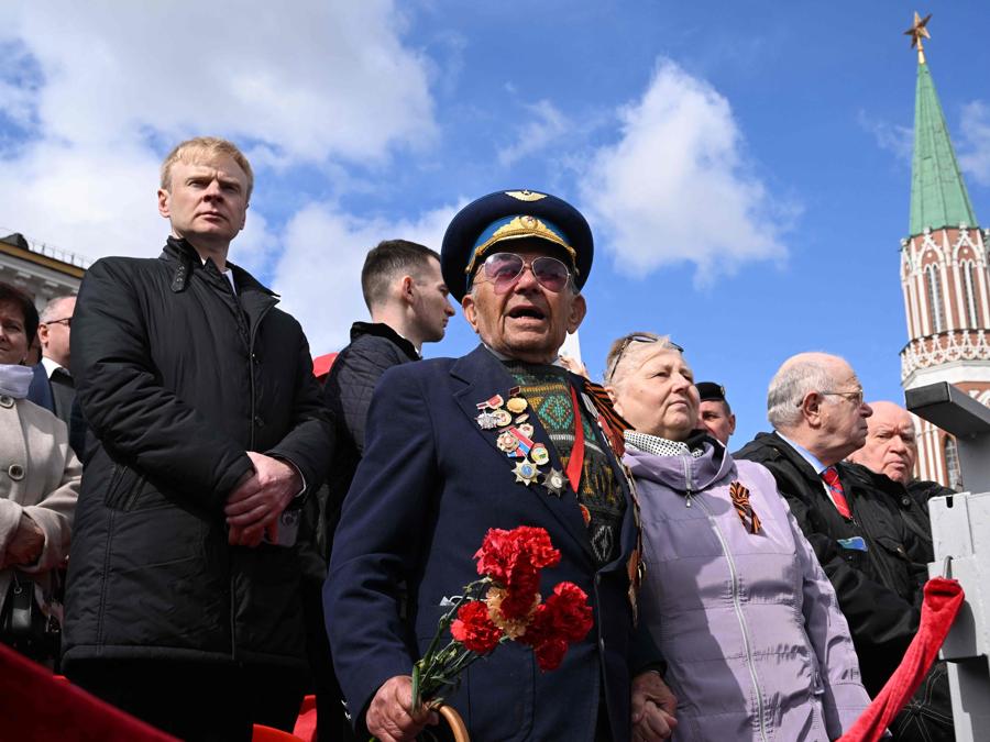 Veterani e ospiti assistono alla parata militare del Giorno della Vittoria nella Piazza Rossa nel centro di Mosca. (Photo by Kirill KUDRYAVTSEV / AFP)