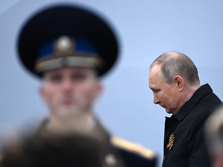 Vladimir Putin arriva per assistere alla parata militare del Giorno della Vittoria nella Piazza Rossa nel centro di Mosca. (Photo by Kirill KUDRYAVTSEV / AFP)