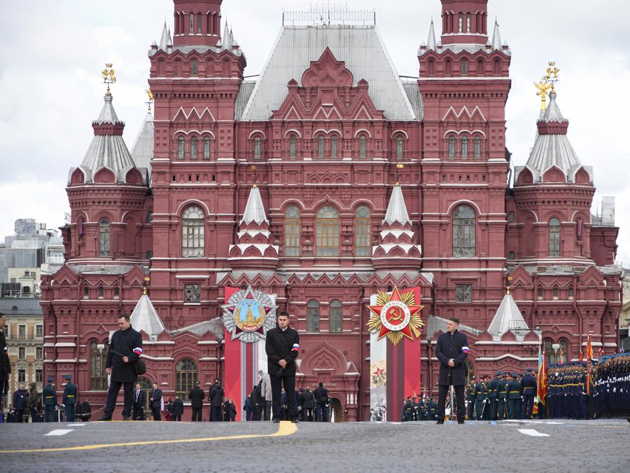 Le guardie di sicurezza nella Piazza Rossa prima della parata militare del Giorno della Vittoria a Mosca. (AP Photo/Alexander Zemlianichenko)