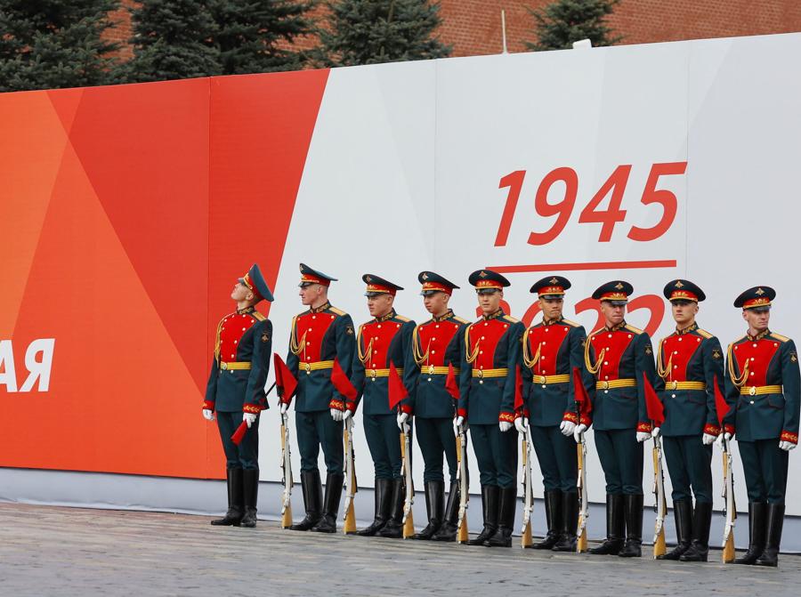 Le guardie d’onore russe si schierano prima di una parata militare il giorno della vittoria, che segna il 77° anniversario della vittoria sulla Germania nazista nella seconda guerra mondiale, nella Piazza Rossa nel centro di Mosca. REUTERS/Evgenia Novozhenina