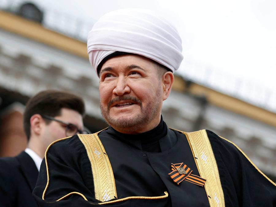 Il presidente del Consiglio dei Mufti di Russia Ravil Gainutdin partecipa a una parata militare. REUTERS/Maxim Shemetov