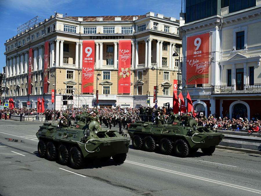 Veicoli militari attraversano la città dell’estremo oriente di Vladivostok durante una parata militare, che celebra il 77° anniversario della vittoria sovietica sulla Germania nazista nella seconda guerra mondial. (Photo by Pavel KOROLYOV / AFP)