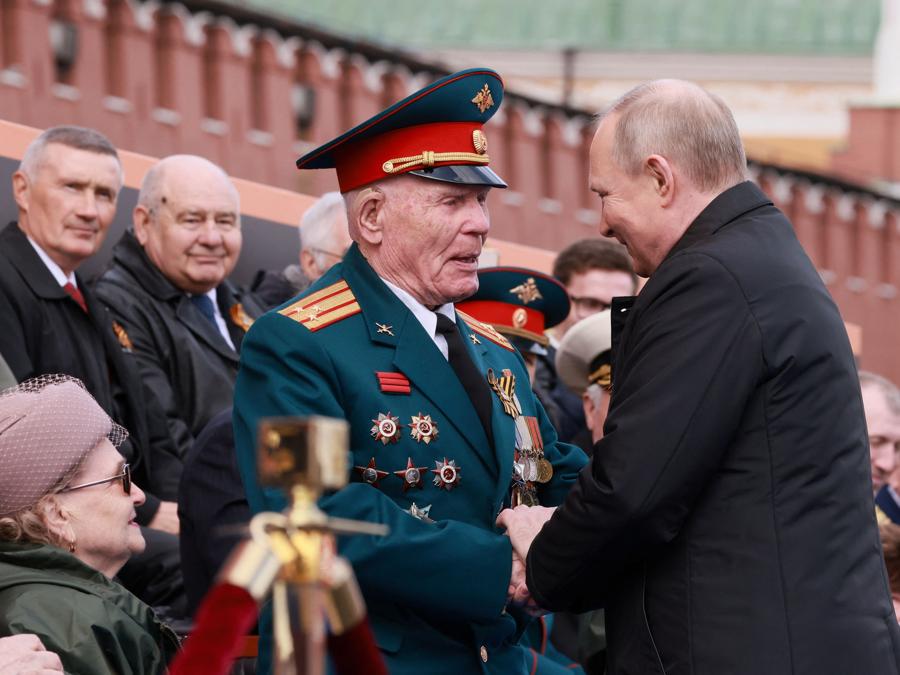 Il presidente russo Vladimir Putin stringe la mano agli spettatori. Sputnik/Kremlin via REUTERS 