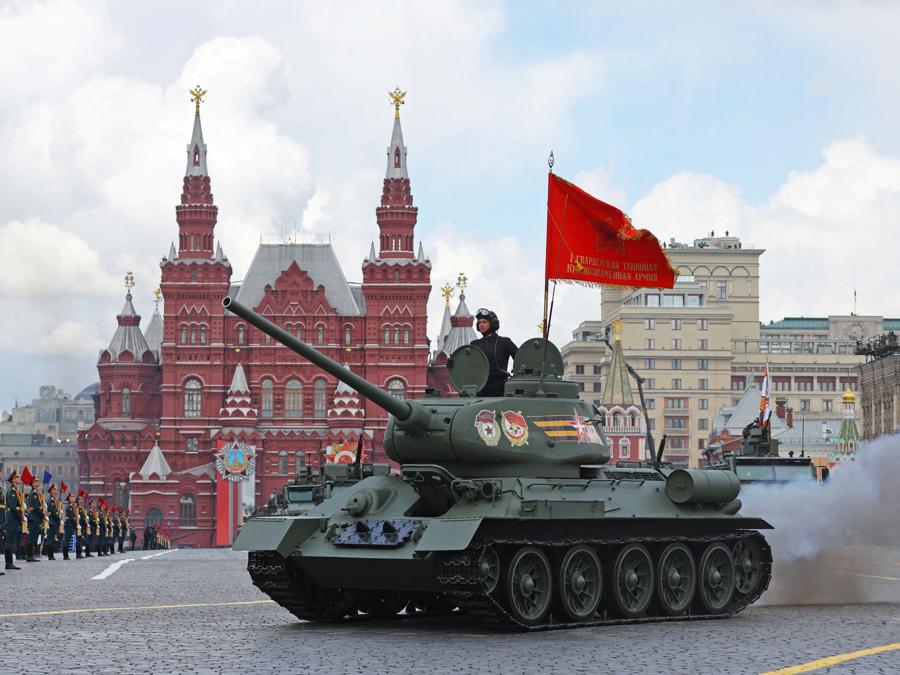 Un carro armato T-34 dell’era sovietica guida nella Piazza Rossa durante una parata il Giorno della Vittoria, che segna il 77° anniversario della vittoria sulla Germania nazista nella seconda guerra mondiale, nel centro di Mosca. REUTERS/Evgenia Novozhenina