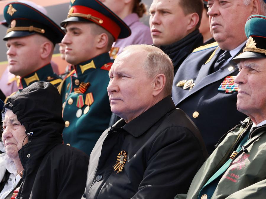 Il presidente russo Vladimir Putin mentre guarda una parata militare. Sputnik/Mikhail Metzel/Pool via REUTERS