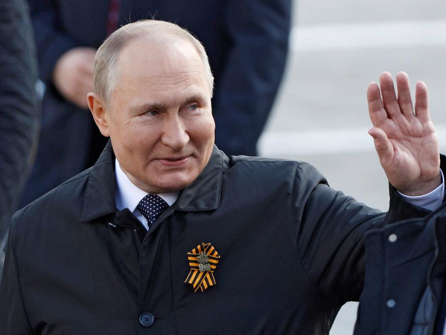 Il presidente russo Vladimir Putin saluta gli spettatori. REUTERS/Maxim Shemetov
