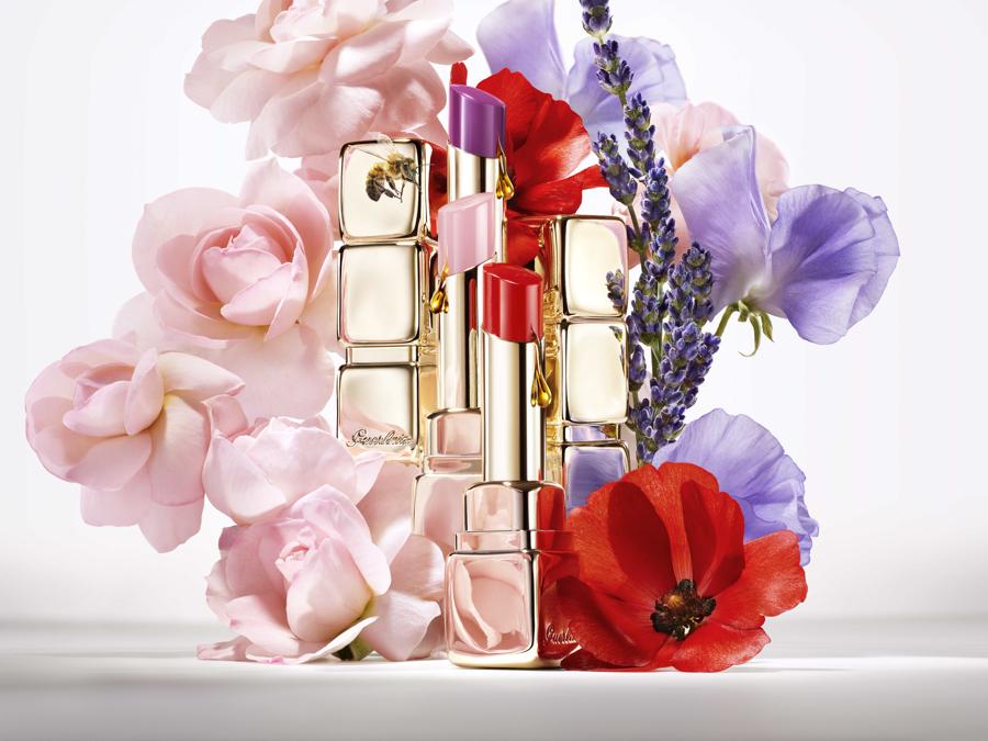 Guerlain Kiss Kiss Bee Glow. Un balsamo colorato, ispirato alle api, che assicura un'intensa idratazione grazie al miele e formulato con il 98% di ingredienti naturali. Ravviva il colore naturale ed illumina le labbra per un comfort a lunga durata.