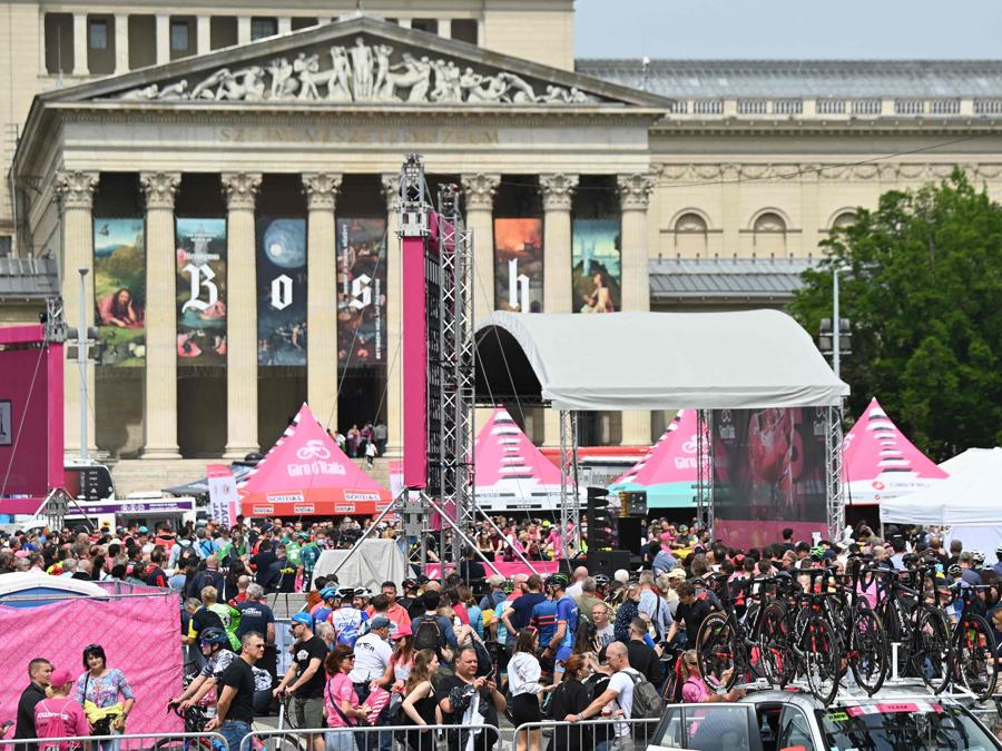 Piazza degli Eroi a Budapest. (Photo by Attila KISBENEDEK / AFP)