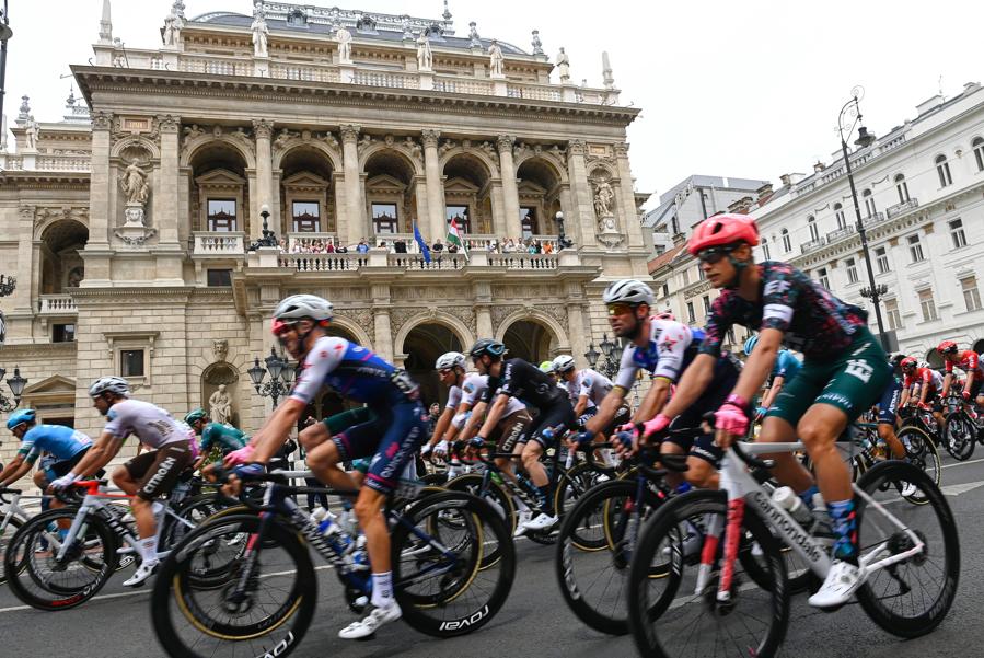 I ciclisti davanti al Teatro dell’Opera di Stato Ungherese durante la prima tappa del 105° Giro d’Italia in bicicletta per oltre 195 km da Budapest a Visegrad. (EPA/Szilard Koszticsak)