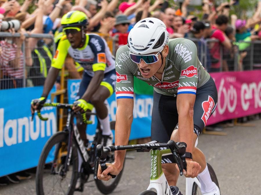 Il ciclista olandese Mathieu van der Poel (R) del team Alpecin-Fenix taglia il traguardo della prima tappa del 105° Giro d’Italia in bicicletta su 195 km da Budapest a Visegrad. (EPA/Balazs Mohai)