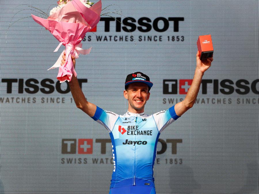 Il Britannico Simon Yates sul podio,  celebra la vittoria, della seconda tappa del Giro d’Italia. (Photo by Luca Bettini / AFP)