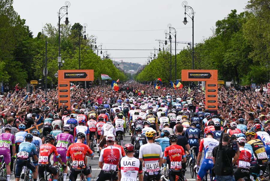 Giro d'Italia 2022 - edizione 105 - Tappa 1 - Da Budapest a Visegrad - Il gruppo in partenza da Budapest. (Marco Alpozzi/LaPresse) 
