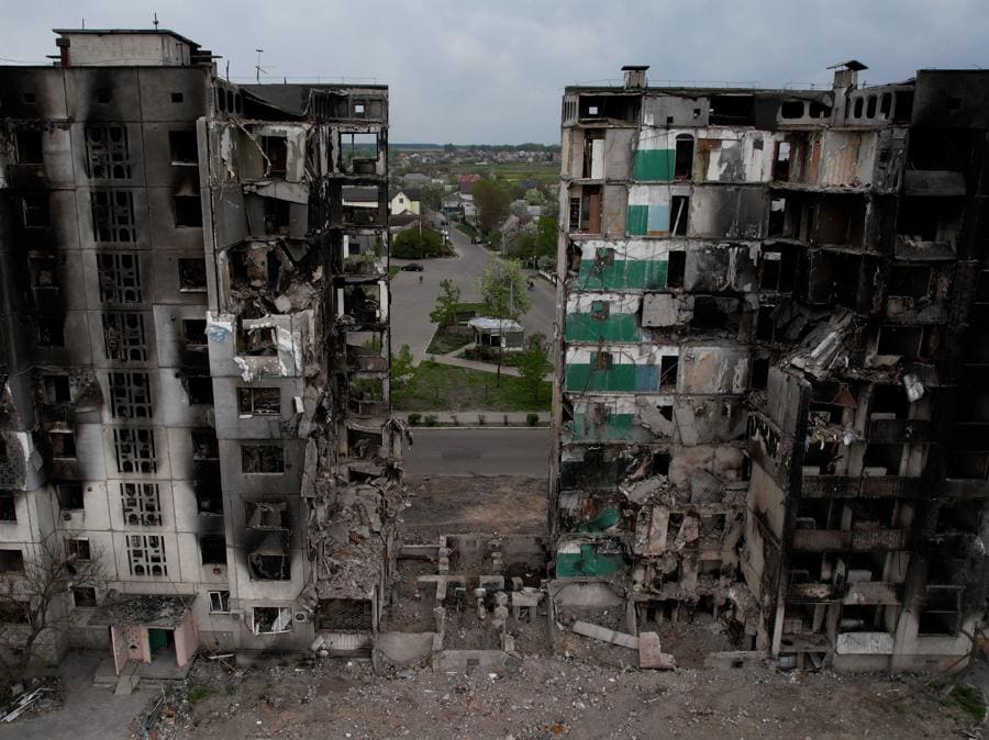 Borodyanka, 60 chilometri a nord-ovest di Kiev, una veduta generale degli edifici distrutti. (Photo by Carlos REYES / AFP)