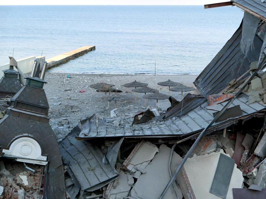 Un complesso alberghiero distrutto da un missile russo durante l’invasione russa dell’Ucraina  a Odesa. REUTERS/Igor Tkachenko TPX IMAGES OF THE DAY