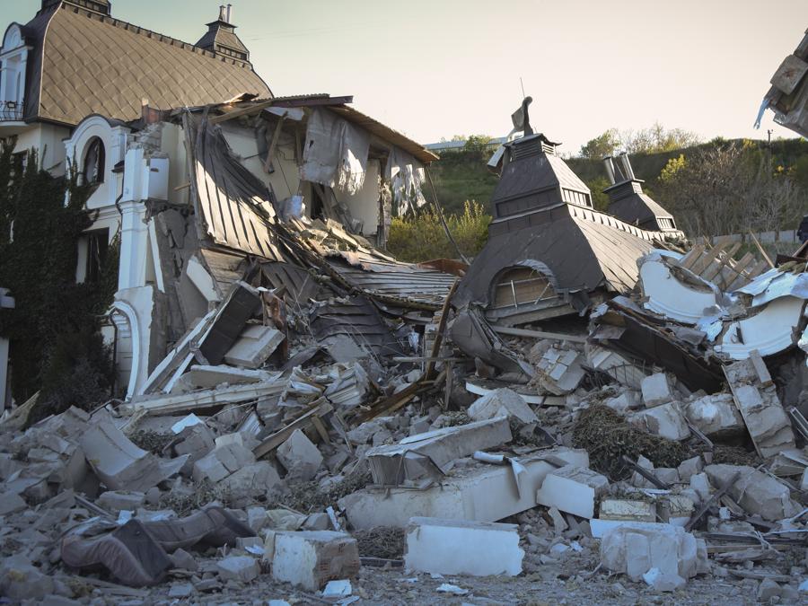 Il Grande Pettine Hotel distrutto da un missile a Odessa. (AP Photo/Max Pshybyshevsky)