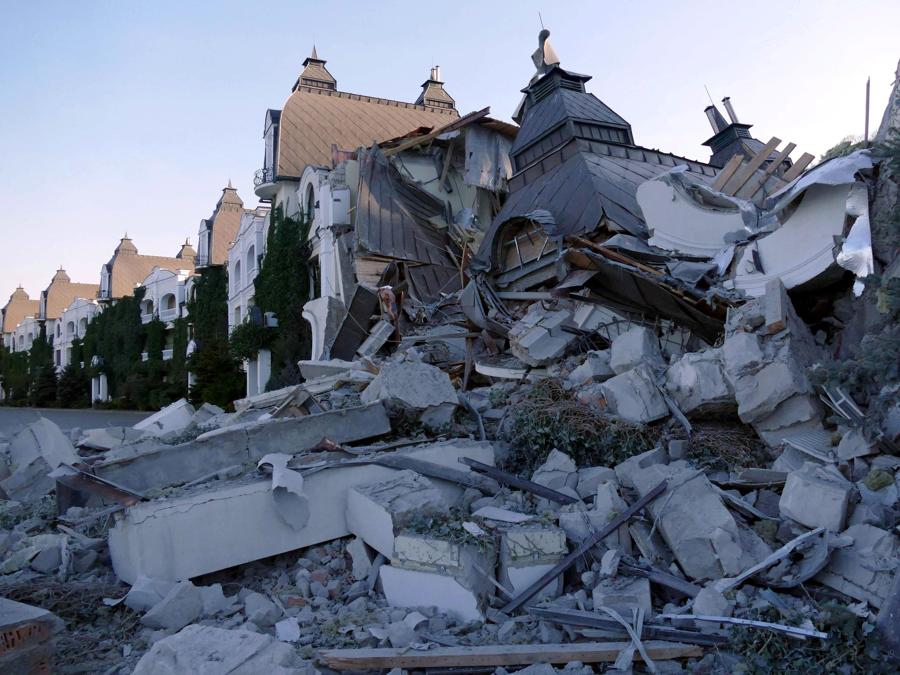 Un complesso alberghiero distrutto da un missile russo durante l’invasione russa dell’Ucraina a Odesa. REUTERS/Igor Tkachenko
