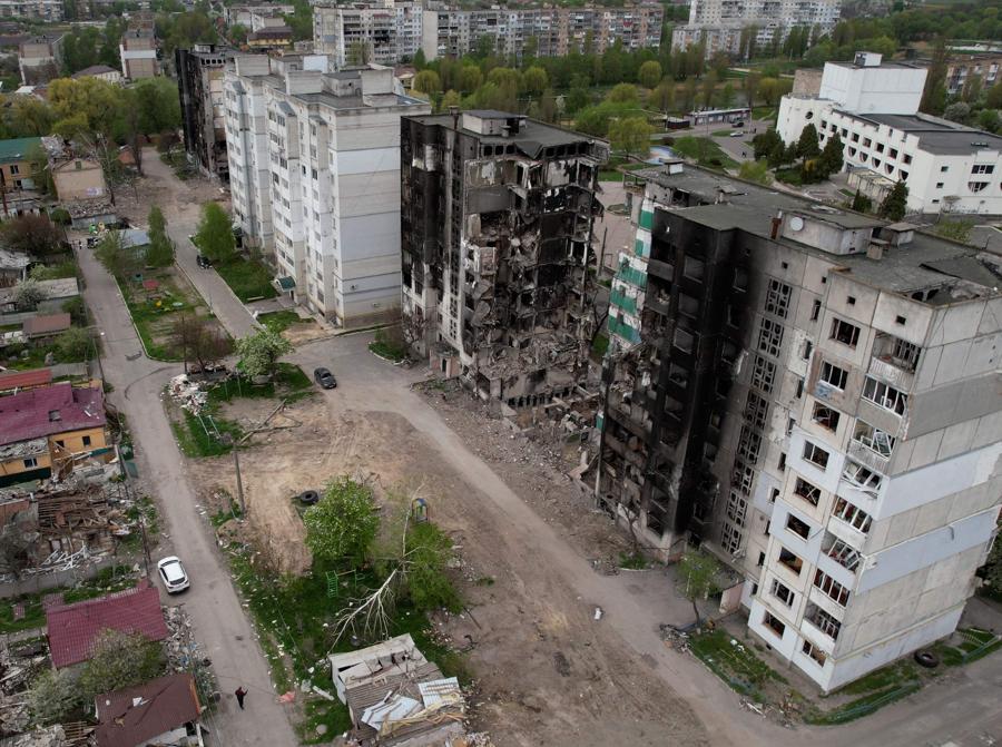 Borodyanka, 60 chilometri a nord-ovest di Kiev, una vista generale degli edifici distrutti. (Photo by Carlos REYES / AFP)