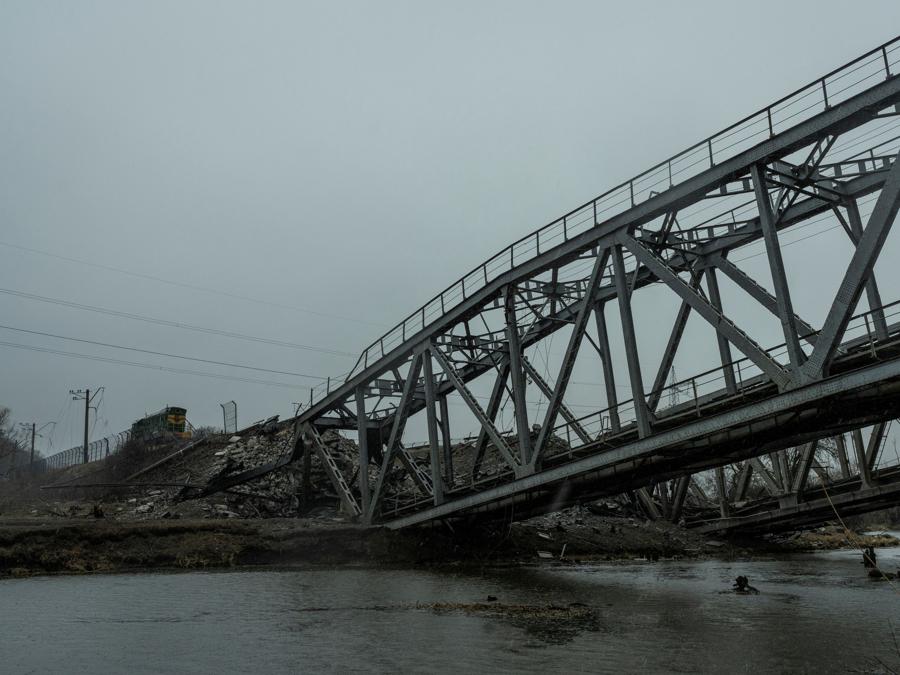 Un ponte ferroviario sul fiume Irpin distrutto da pesanti bombardamenti. REUTERS/Serhii Mykhalchuk/File Photo