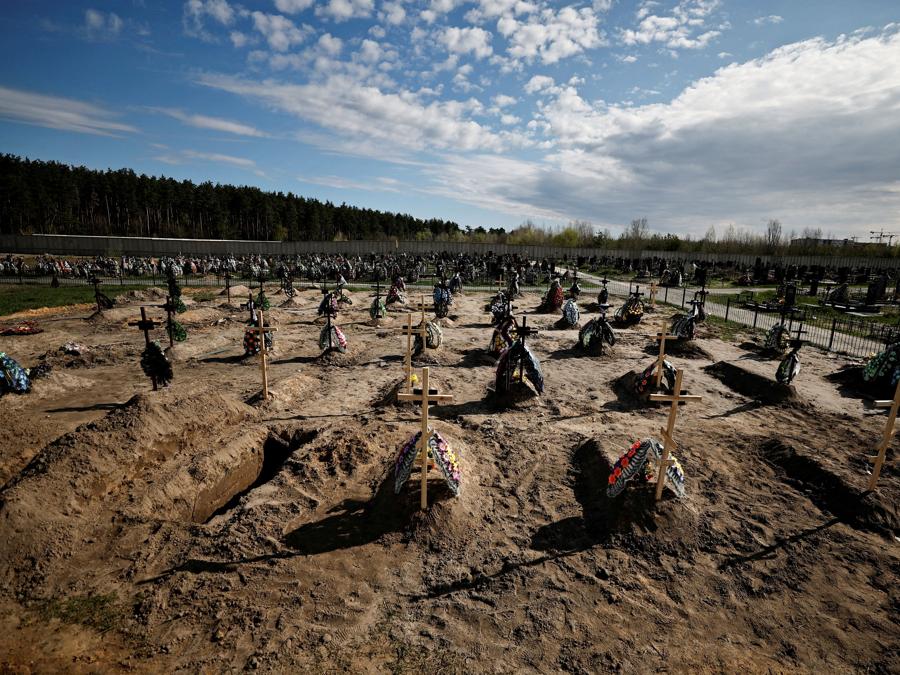Nuove tombe per le persone uccise durante l’invasione russa dell’Ucraina, in un cimitero a Bucha. REUTERS/Zohra Bensemra/File Photo