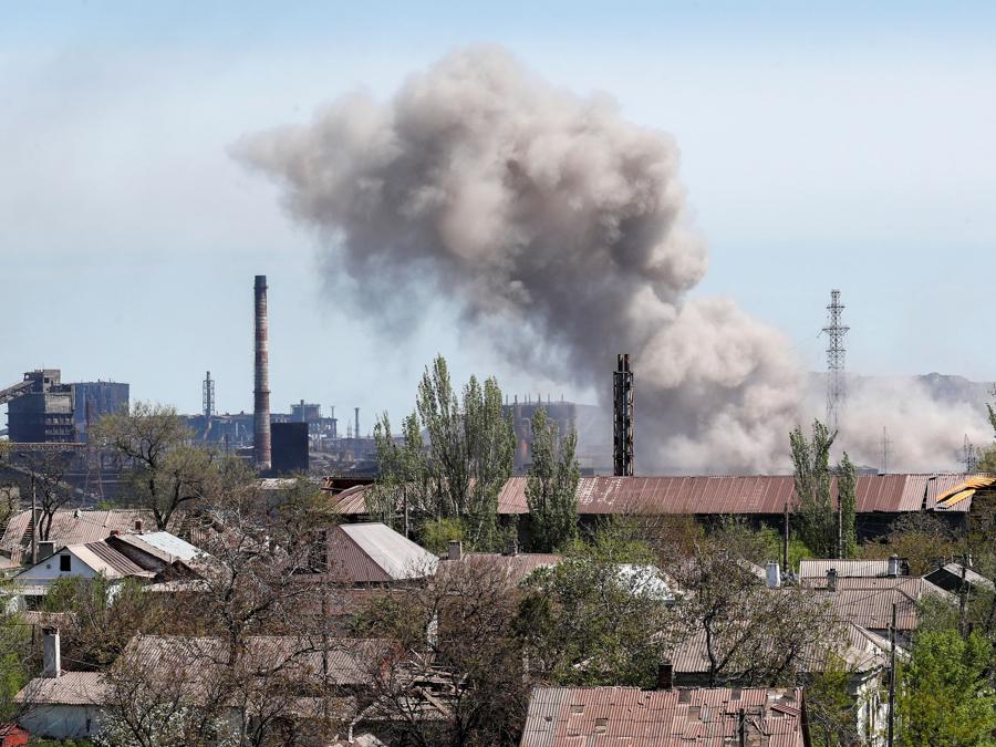 Un’esplosione in uno stabilimento dell’acciaieria di Azovstal durante il conflitto Ucraina-Russia nella città portuale meridionale di Mariupol. REUTERS/Alexander Ermochenko