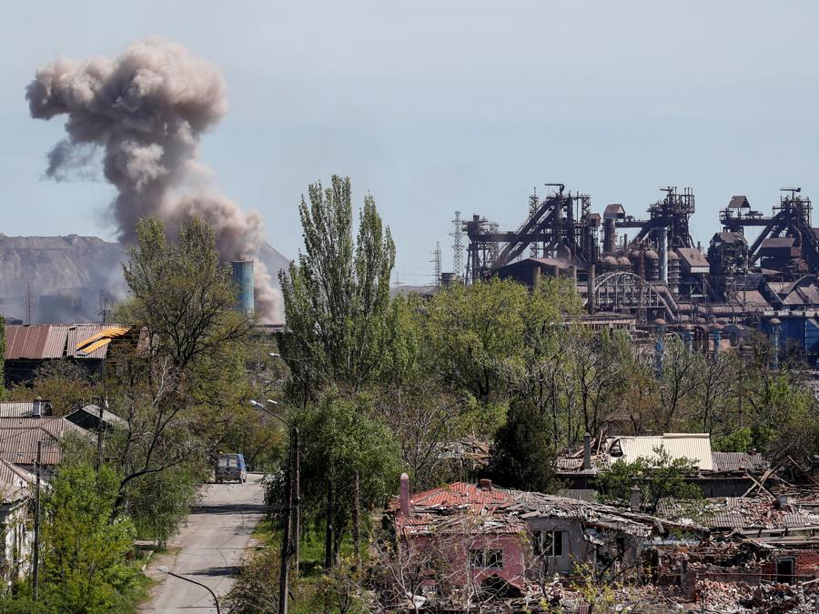 Un’esplosione in uno stabilimento dell’acciaieria di Azovstal durante il conflitto Ucraina-Russia nella città portuale meridionale di Mariupol. REUTERS/Alexander Ermochenko