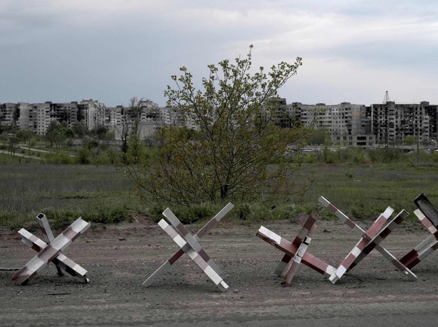 Una veduta della città distrutta di Mariupol. (Photo by STRINGER / AFP)