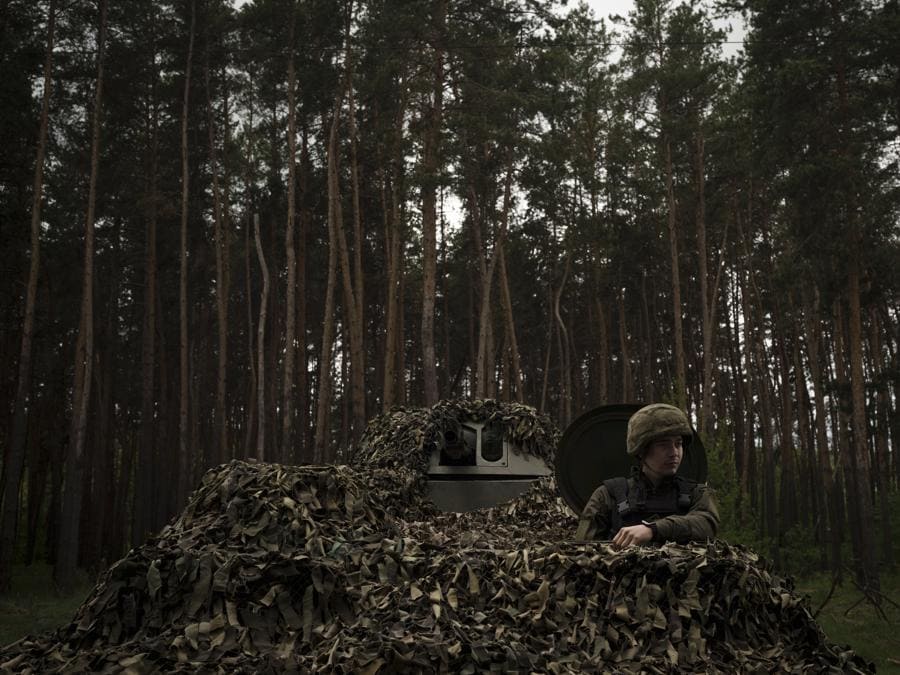 Un soldato della Guardia nazionale ucraina siede all’interno di un carro armato vicino a Kharkiv, in Ucraina. (AP Photo/Felipe Dana)