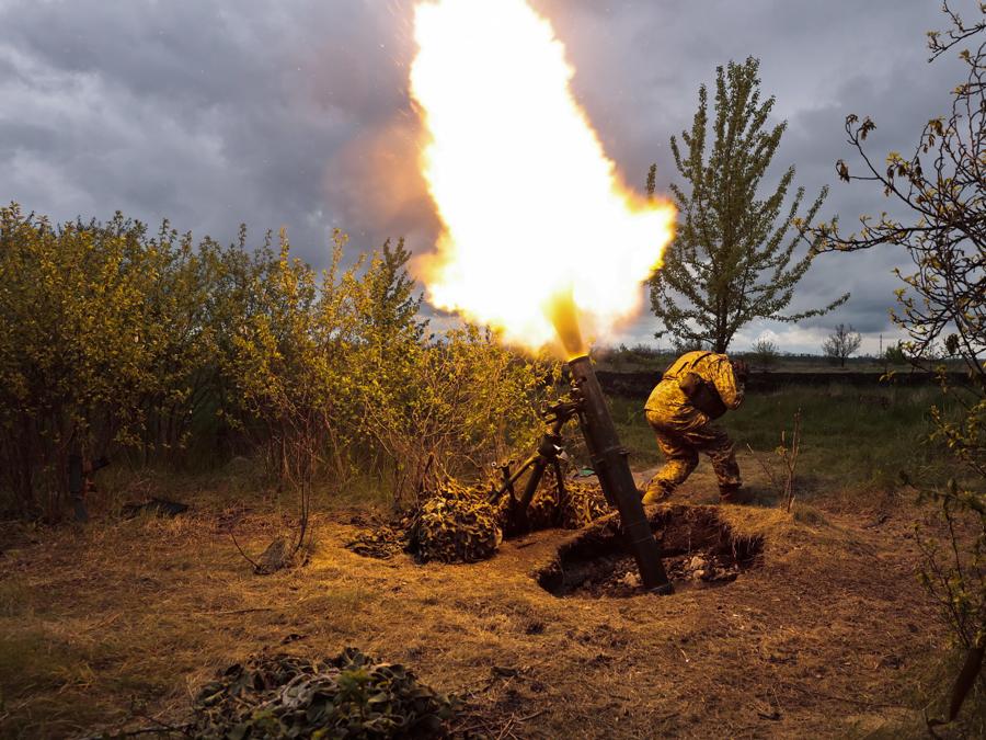 I militari ucraini sparano colpi di mortaio dalla loro posizione vicino a Kharkiv, Ucraina. EPA/STRINGER