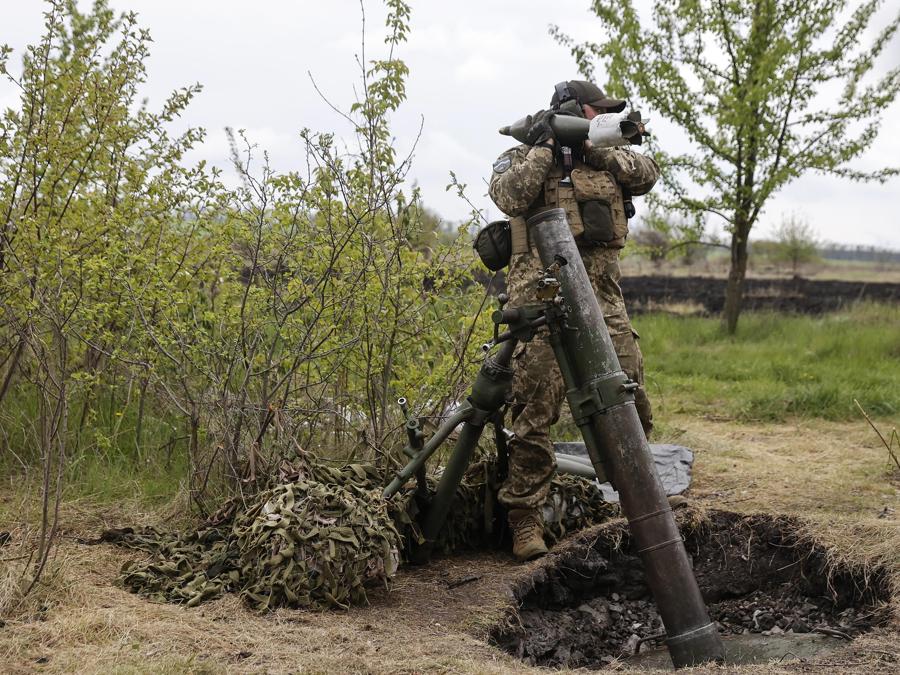 I militari ucraini si preparano a sparare dalla loro posizione vicino a Kharkiv, Ucraina. EPA/STRINGER