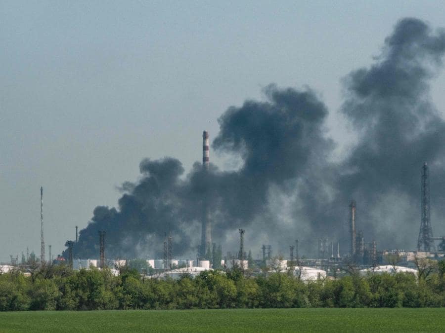 Da una raffineria di petrolio nei pressi di Lysychansk, nell’Ucraina orientale, si alza un fumo dopo il bombardamento. (Photo by Yasuyoshi CHIBA / AFP)