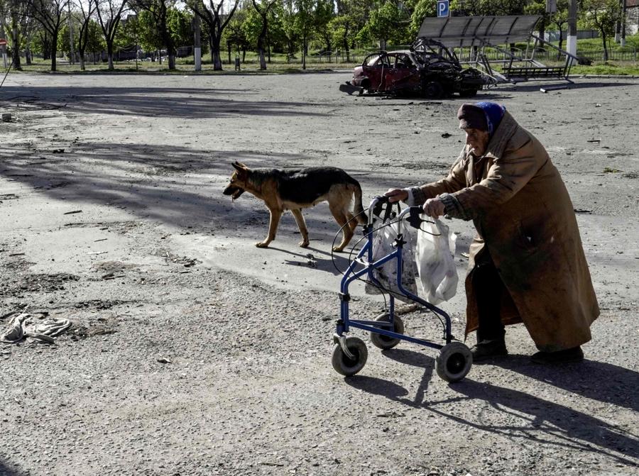 Un anziano  nella città di Mariupol. (Photo by STRINGER / AFP)