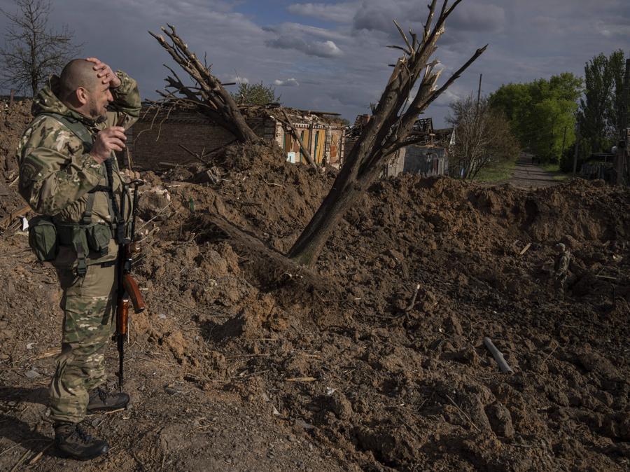 Un militare ucraino ispeziona un sito dopo un attacco aereo delle forze russe a Bahmut, in Ucraina. (AP Photo/Evgeniy Maloletka)
