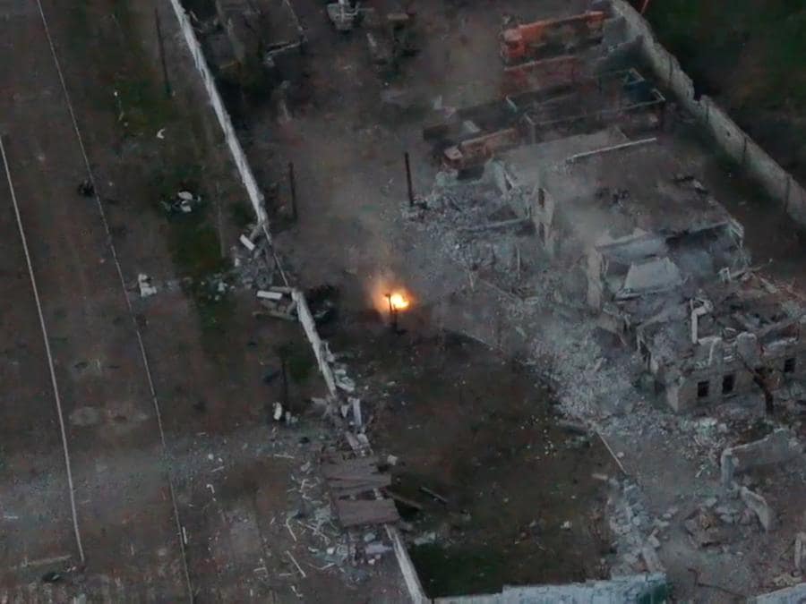 Una veduta aerea mostra un’esplosione, nel mezzo dell’invasione russa dell’Ucraina, al complesso Azovstal a Mariupol, Ucraina;   immagine  tratta da un video. Azov Regiment/Handout via REUTERS