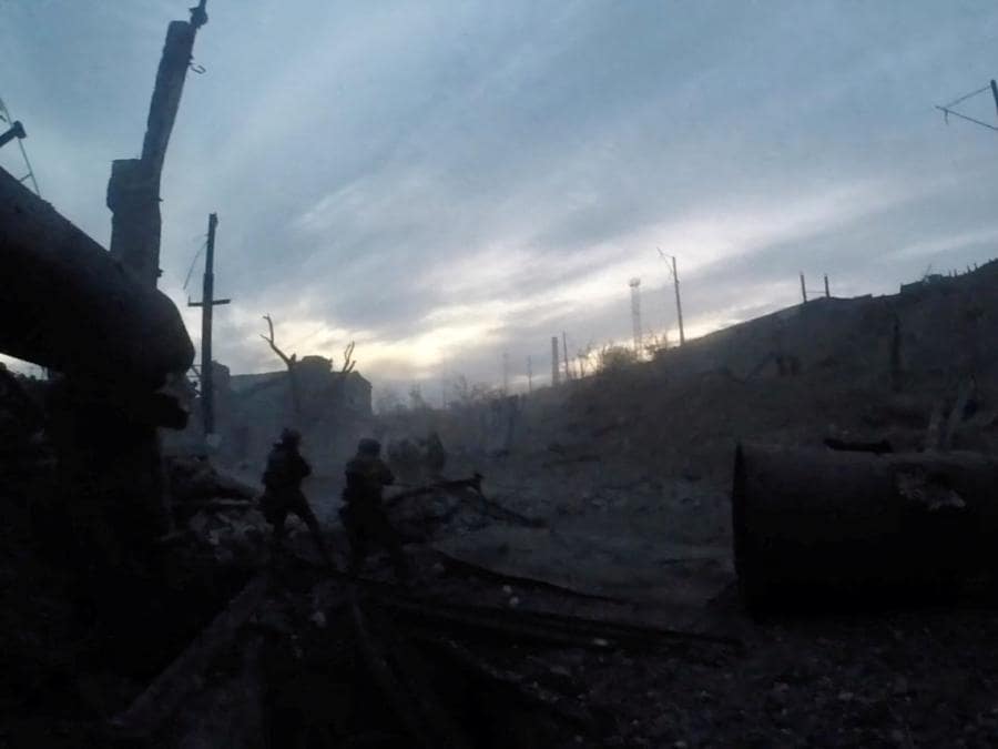 Le truppe  ucraine prendono posizione, nel mezzo dell’invasione russa dell’Ucraina, presso il complesso Azovstal a Mariupol; immagine  tratta da un video. Azov Regiment/Handout via REUTERS