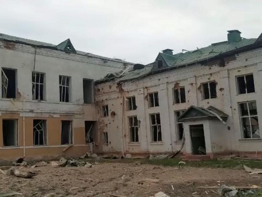 Una scuola con finestre esplose dopo che è stata distrutta dai bombardamenti, durante l’invasione russa dell’Ucraina, a Novhorod-Siverskyi, regione di Chernihiv. State Emergency Service of Ukraine/Handout via REUTERS