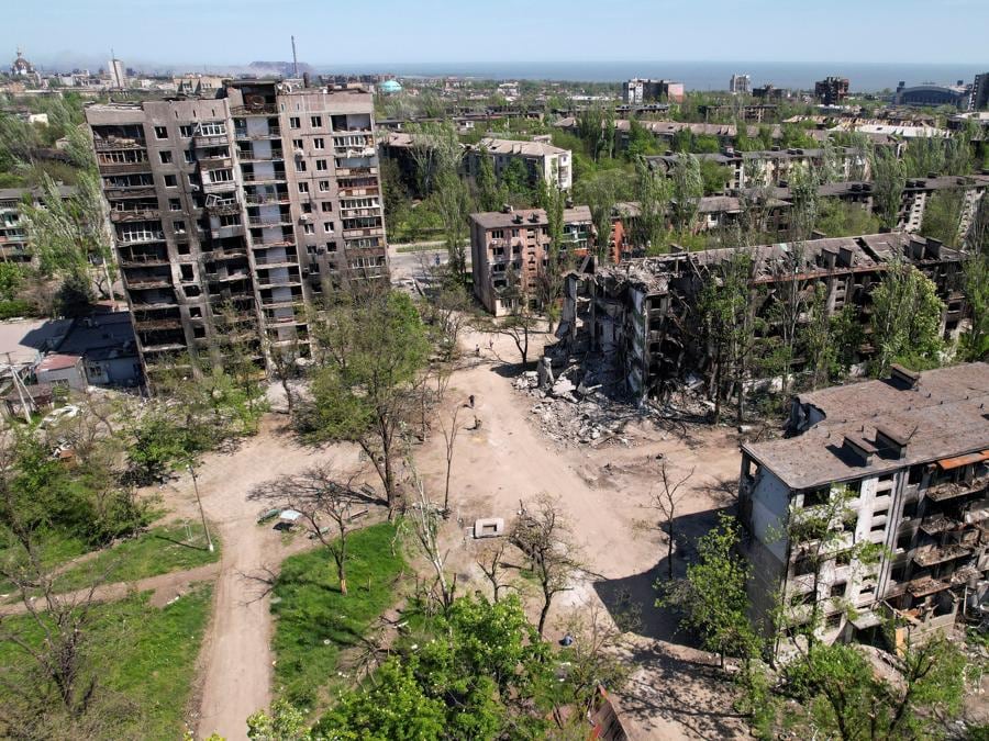 edifici residenziali gravemente danneggiati durante il conflitto Ucraina-Russia nella città portuale meridionale di Mariupol; foto scattata da un drone. REUTERS/Pavel Klimov