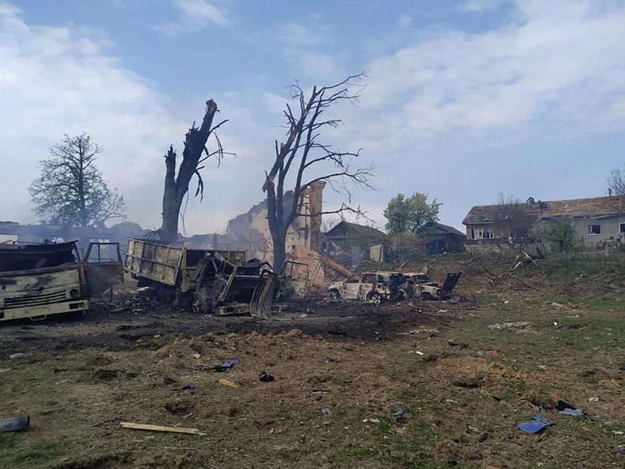 Veicoli carbonizzati vicino a una scuola distrutta dai bombardamenti, durante l’invasione russa dell’Ucraina, a Novhorod-Siverskyi, nella regione di Chernihiv. State Emergency Service of Ukraine/Handout via REUTERS