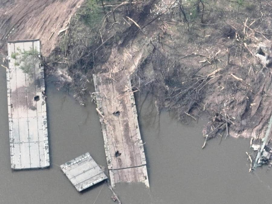 Una veduta aerea dei resti di quello che sembra essere un ponte improvvisato sul fiume Siverskyi Donets, nell’Ucraina orientale. Ukrainian Airborne Forces Command/Handout via REUTERS