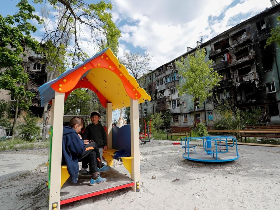 Bambini  in un parco giochi durante il conflitto Ucraina-Russia nella città portuale meridionale di Mariupol. REUTERS/Alexander Ermochenko