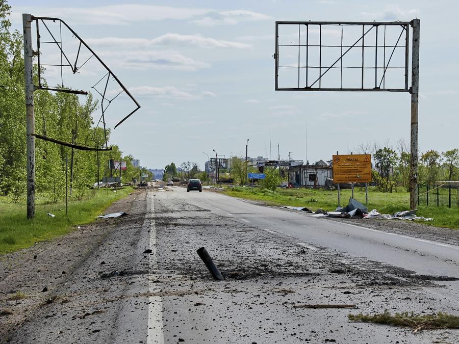 Una strada dopo i bombardamenti vicino a Kharkiv. EPA/SERGEY KOZLOV