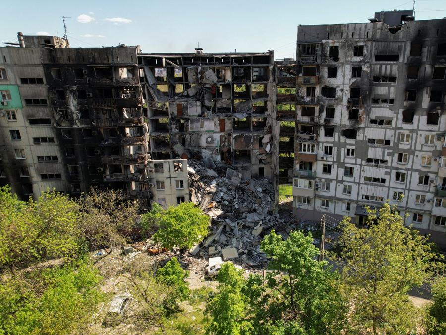 Un edificio residenziale gravemente danneggiato durante il conflitto Ucraina-Russia nella città portuale meridionale di Mariupol. REUTERS/Pavel Klimov