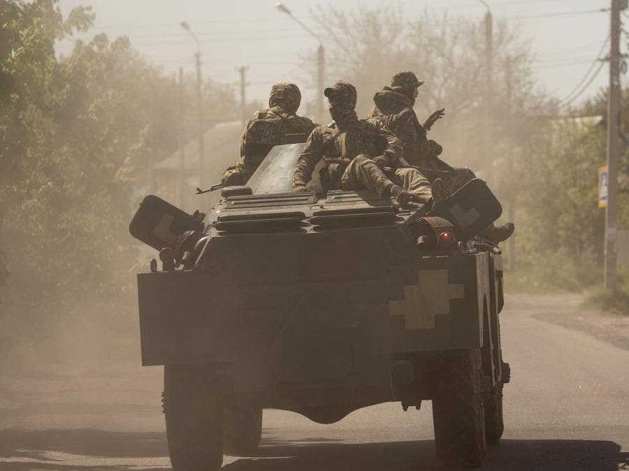 Soldati ucraini  su un veicolo blindato diretto in prima linea, nel mezzo dell’invasione russa in Ucraina, a Bakhmut, regione di Donetsk,. REUTERS/Jorge Silva 