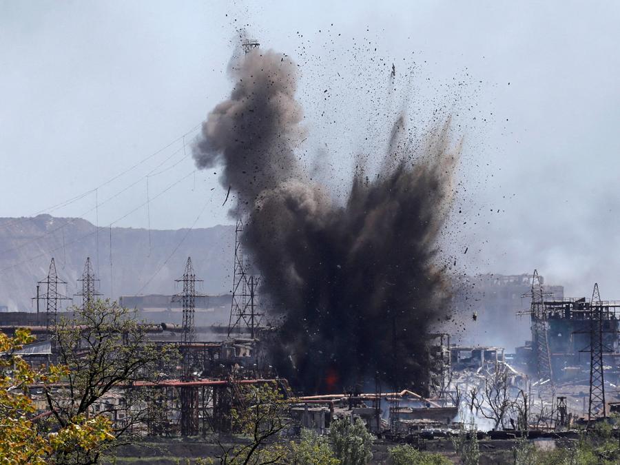 Un’esplosione nello stabilimento di Azovstal, Mariupol. REUTERS/Alexander Ermochenko 