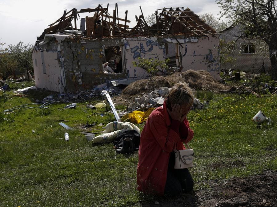 Tetyana Pochivalova fuori dalla sua casa distrutta nel villaggio di Vilhivka durante l’attacco russo all’Ucraina, vicino a Kharkiv. REUTERS/Ricardo Moraes