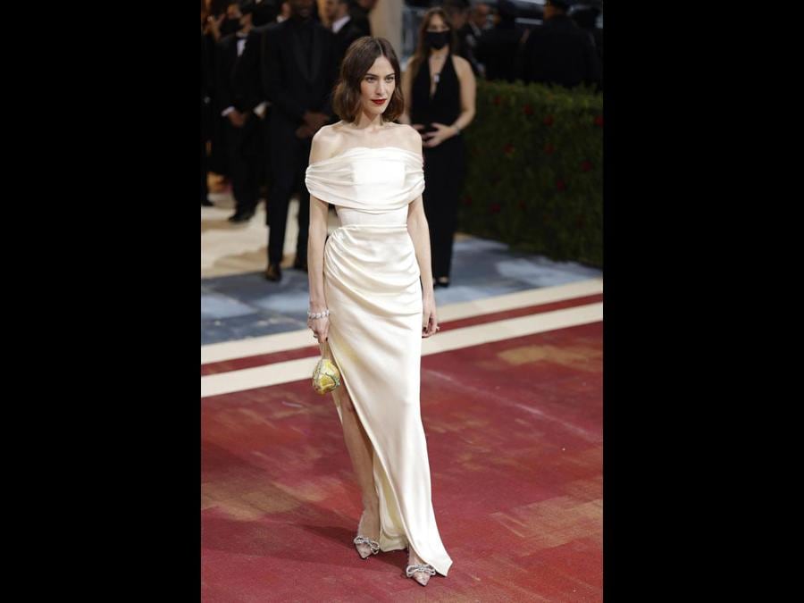 Alexa Chung indossa un abito Christian Siriano e gioielli Boucheron