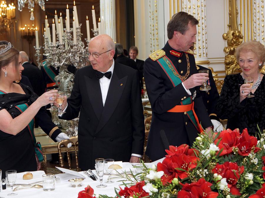 Giorgio Napolitano incontra il Gran Duca di Lussemburgo e sua moglie la Grand Duchessa Maria Theresa duranto il pranzo  al Royal Palace di Lussemburgo nel febbraio 2009  (Epa /Sip Luc Delflorenne)