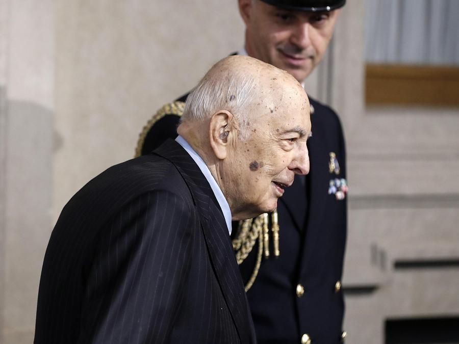 Il presidente emerito Giorgio Napolitano mentre entra nella Loggia d'Onore durante le consultazioni al Quirinale per la formazione del nuovo Governo, Roma, 4 aprile 2018. (Ansa/Riccardo Antimiani)
